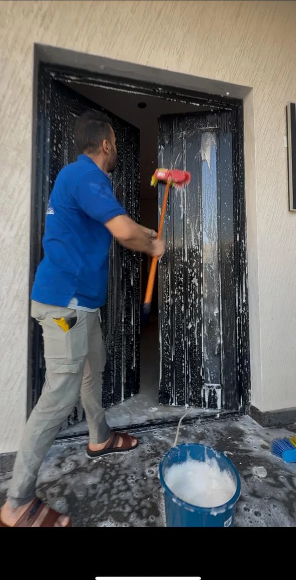 تنظيف مداخل وأبواب الفلل